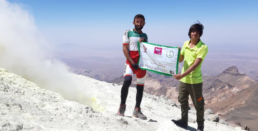 فتح قله تفتان با دوچرخه توسط ورزشکار کوه چناری