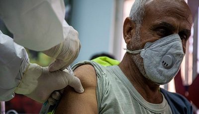 تزریق واکسن به سالمندان در بخش سندرک