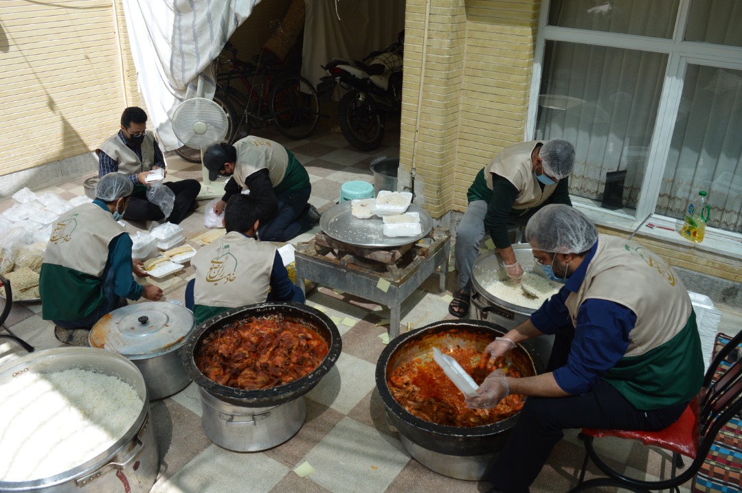 توزیع غذای متبرک رضوی در اصفهان