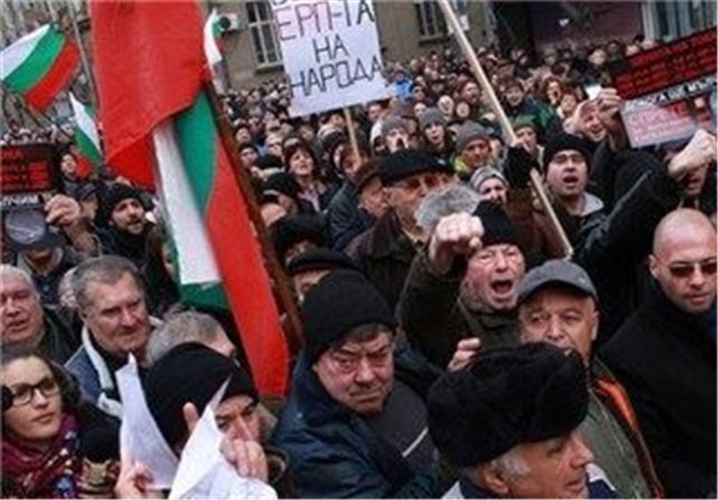 تجمع گسترده مردم بلغارستان مقابل کاخ دادگستری