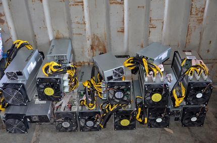 کشف ۱۱ دستگاه استخراج ارز دیجیتال قاچاق در بندرخمیر