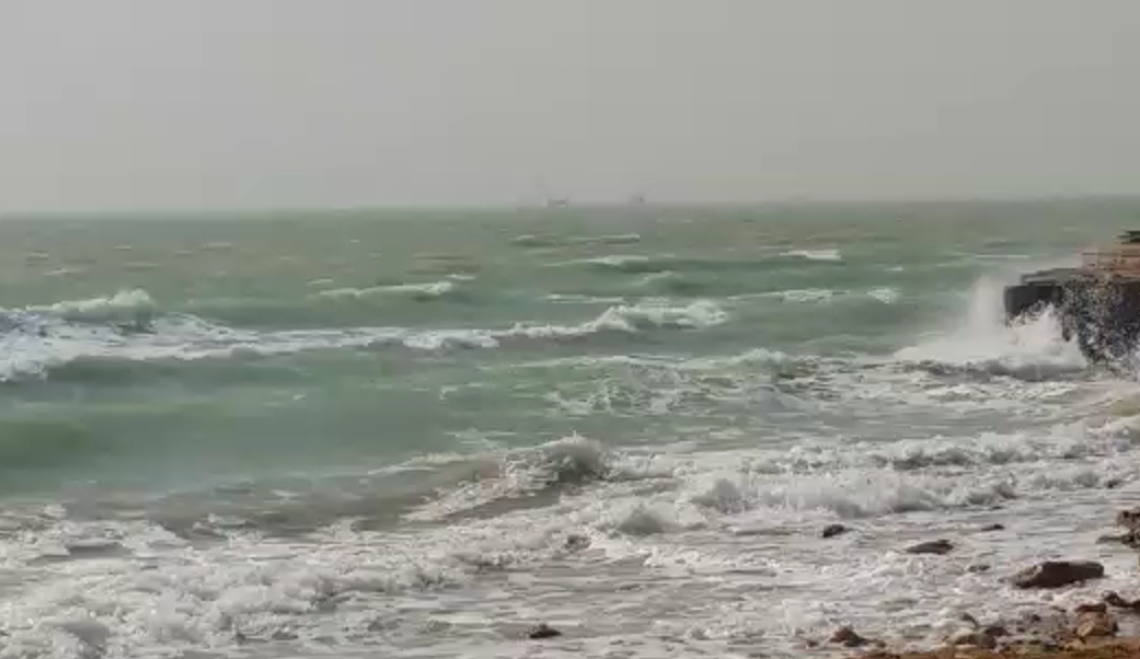 وزش باد نسبتاً شدید در خلیج فارس و مواج شدن دریا