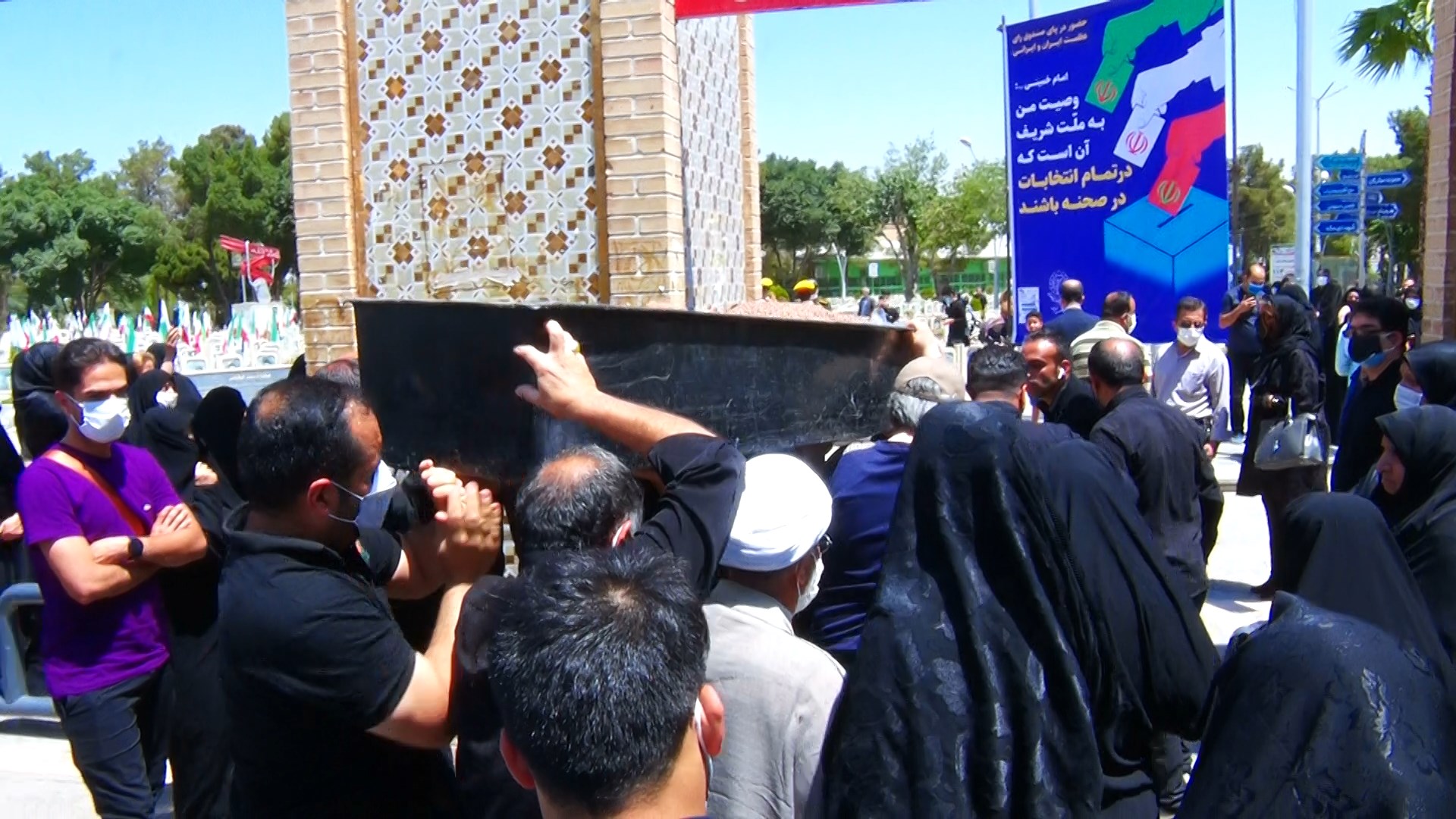 تشییع و خاکسپاری مادر شهیدان حقیقت در اصفهان