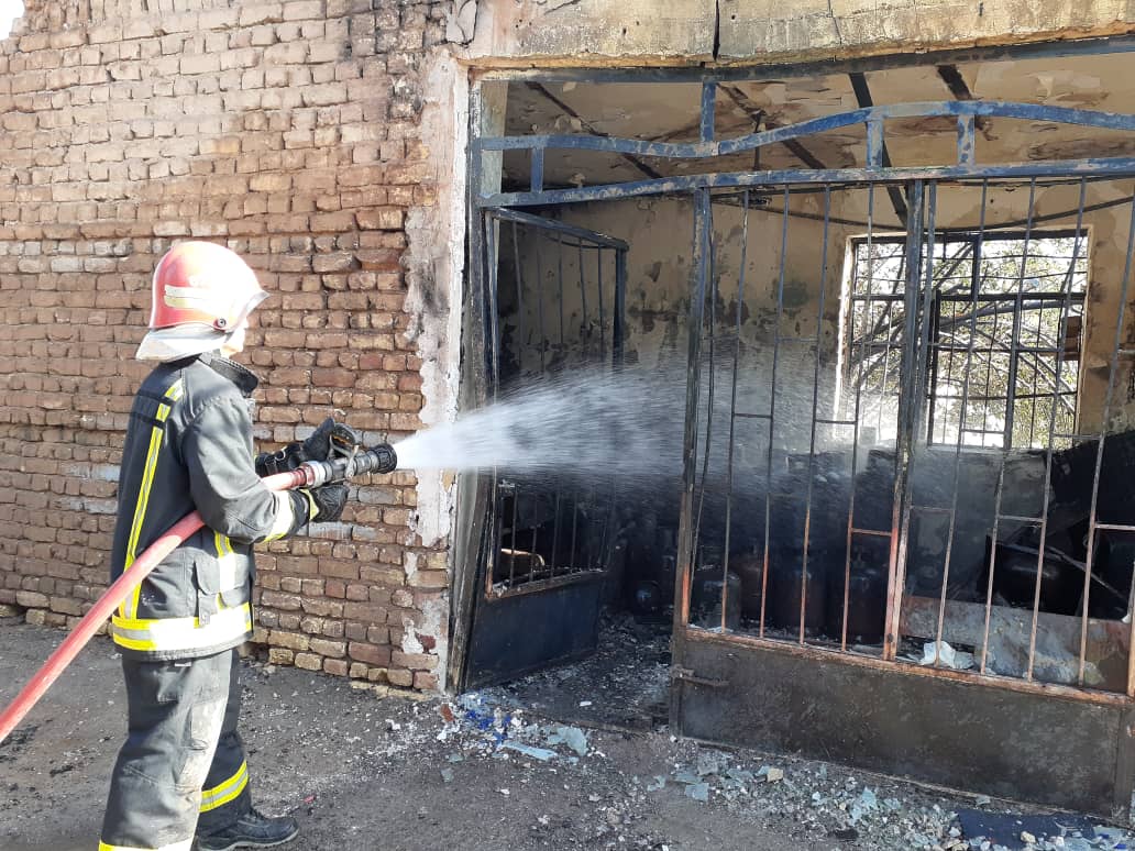 مهار آتش سوزی گسترده در محل توزیع سیلندر گاز در کاشان