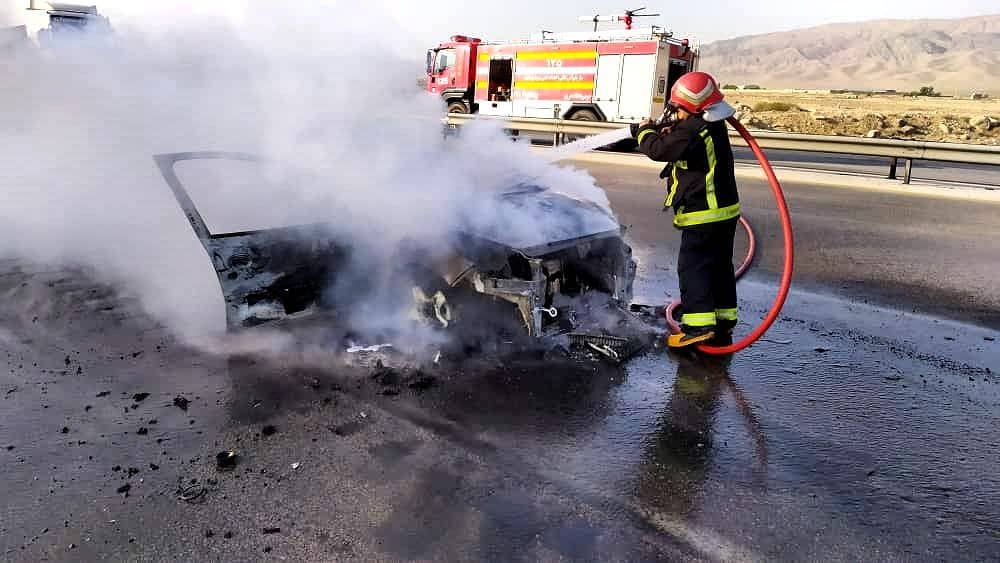 دو مصدوم در اثر آتش گرفتن خودرو پژو ۲۰۷ در کاشان