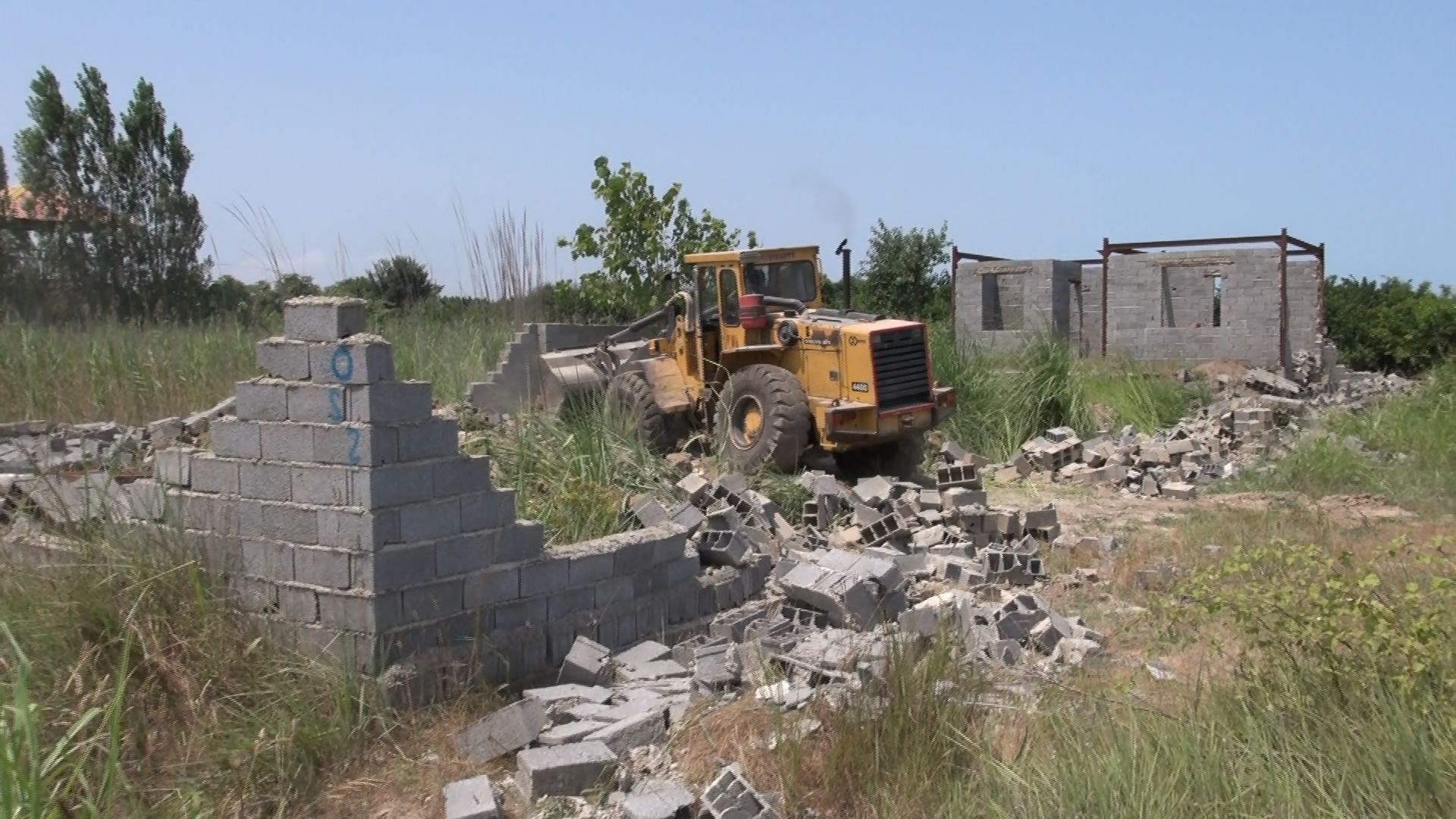 تخریب بنا‌های غیرمجاز اطراف تالاب نفتی ساری