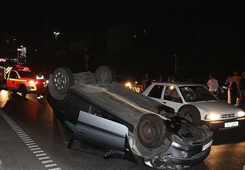 پنج مصدوم بر اثر واژگونی خودروی سواری در اصفهان