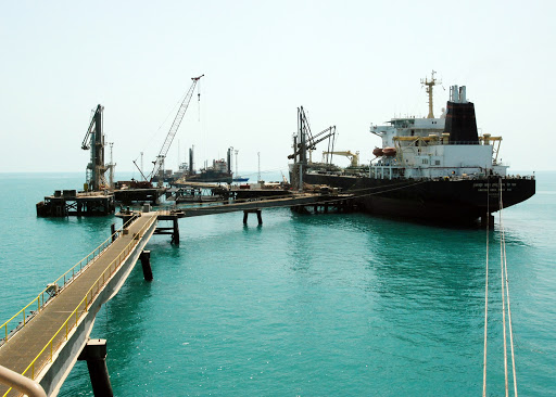 تخلیه و بارگیری فرآورده نفتی در بندر خلیج فارس