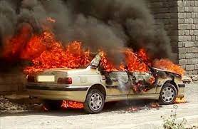 خودرو پژو پارس براثر برخورد با کامیون کشنده آتش گرفت/۲ سرنشین سواری در آتش سوختند