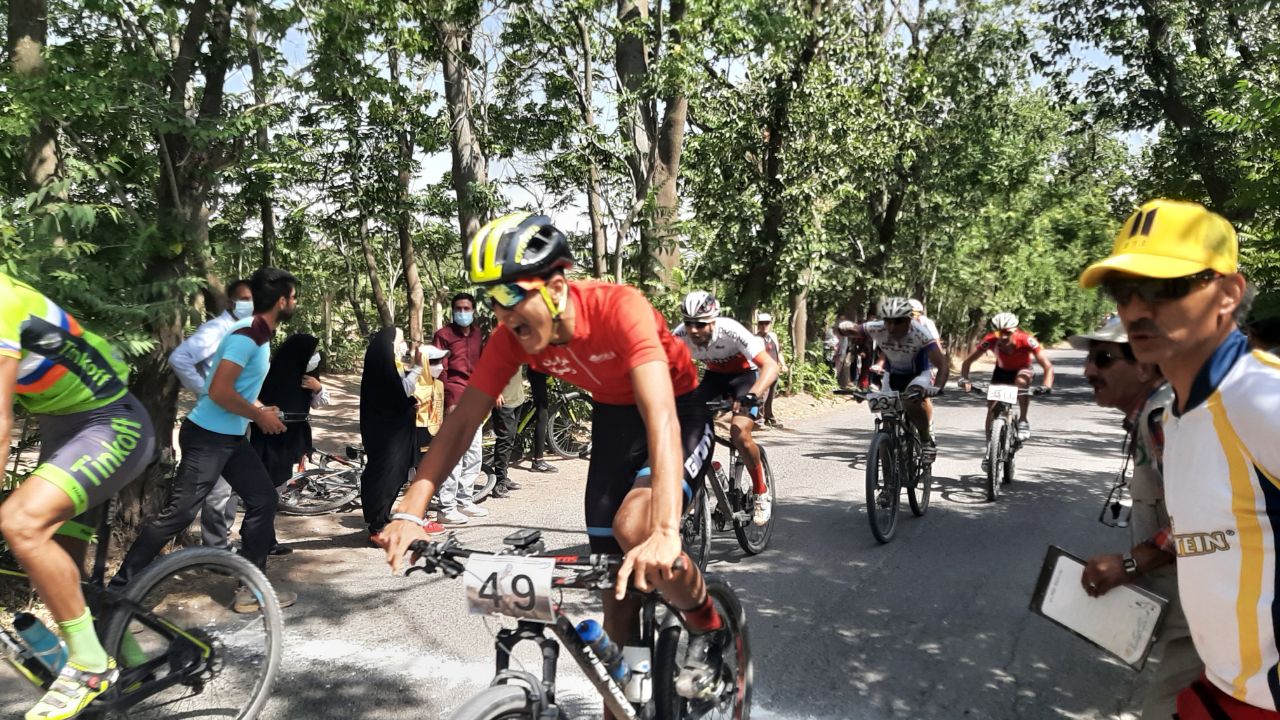 مشهد قهرمان مسابقات جایزه بزرگ دوچرخه سواری کشور در فریمان