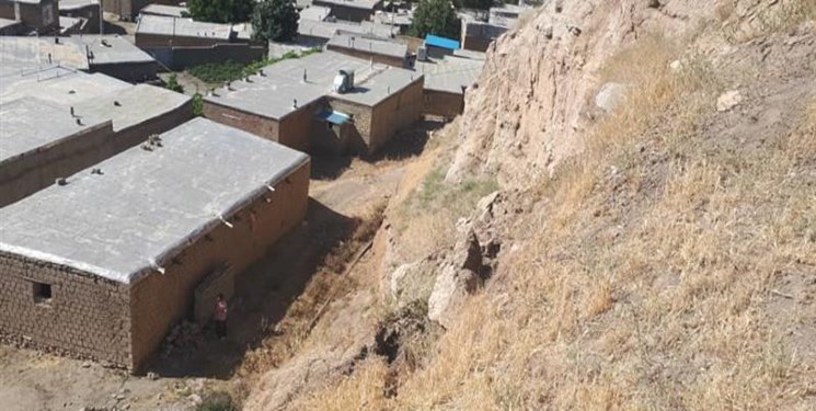 ریزش بخشی از تپه تاریخی جلدیان پیرانشهردر پی وقوع زلزله