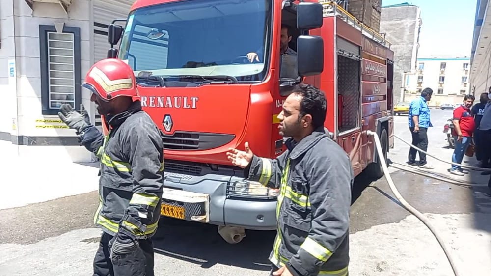 مهار آتش سوزی  در پارکینگ مجتمع تجاری مادر دزفول
