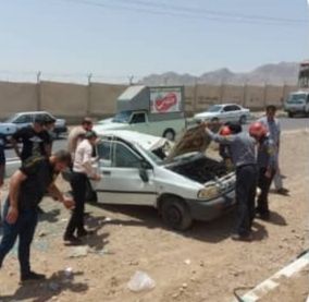 رهاسازی دو بانو از خودروی واژگون شده در خمینی شهر
