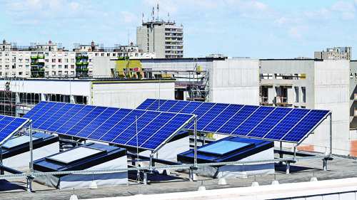 درخشش نیروگاه‌های خورشیدی بر فراز بام‌های نصف جهان