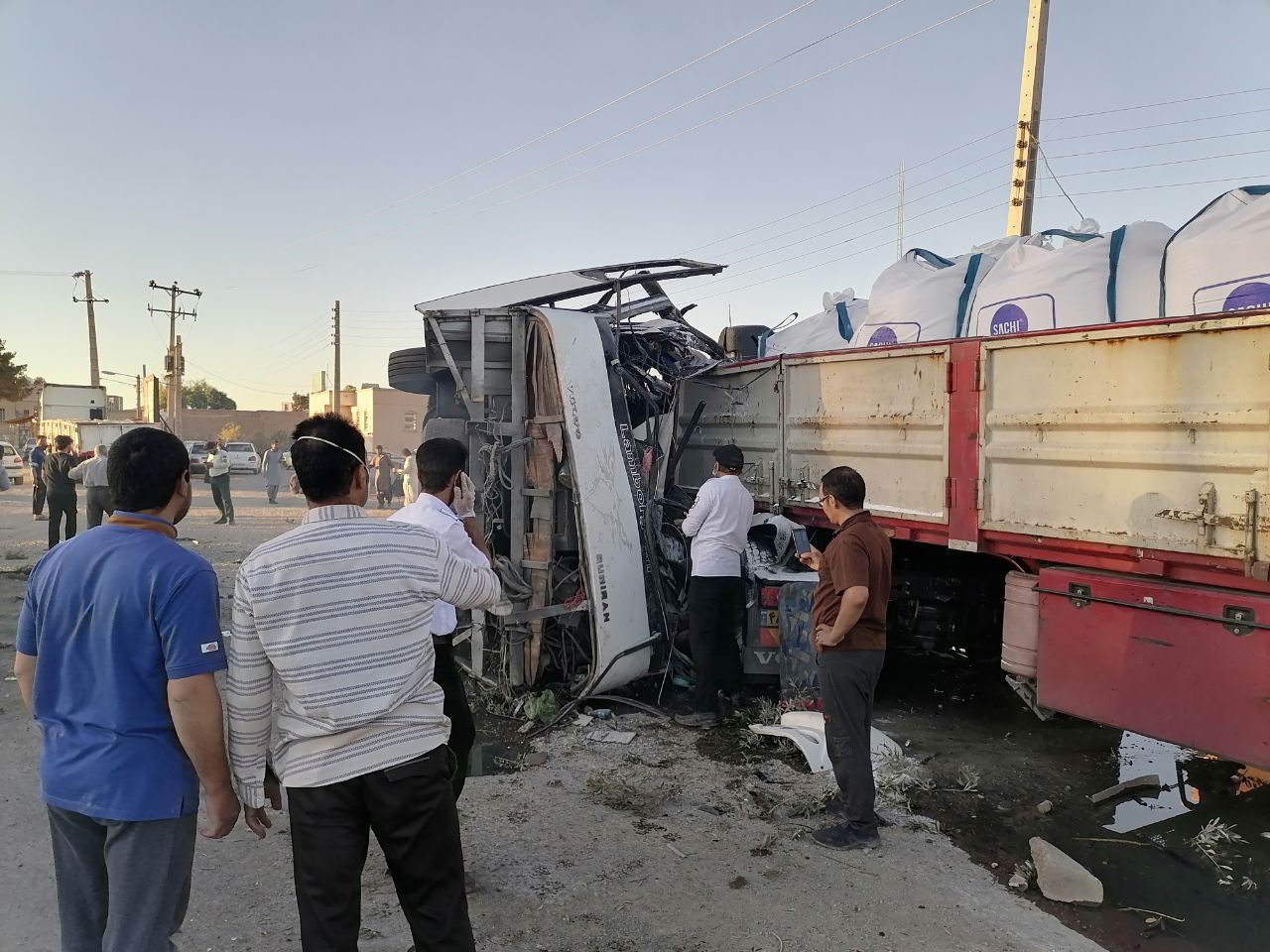 واژگونی اتوبوس مسافربری در تفت با ۵ کشته و ۳۰مجروح