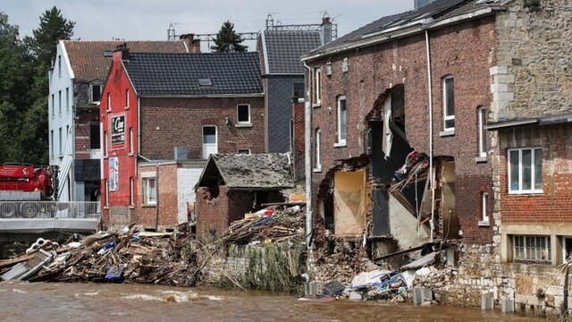 ادامه پاکسازی خانه ها و معابر مناطق سیل زده در آلمان