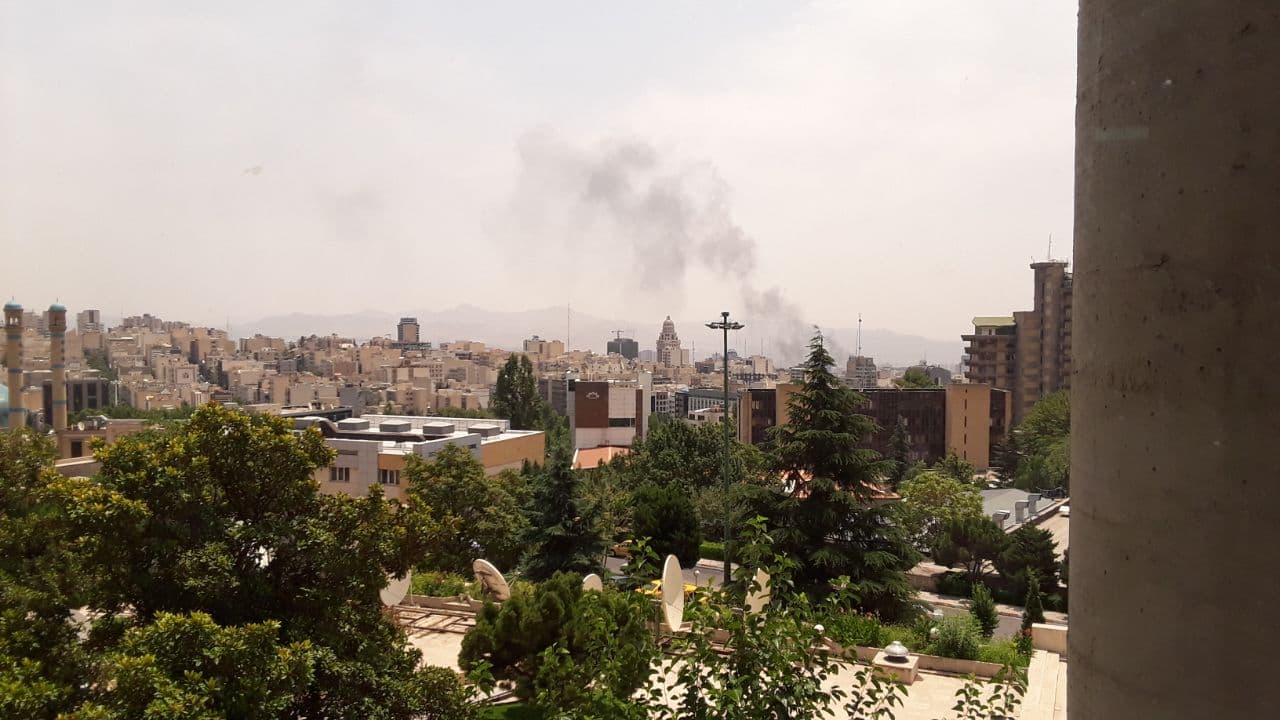 دود برخاسته در مرکز تهران ناشی از آتش سوزی دستگاه خنک کننده