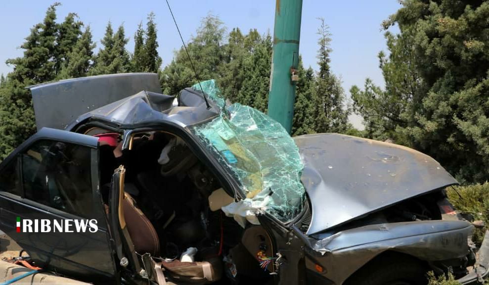 برخورد خودرو با تیر برق در اصفهان حادثه آفرید