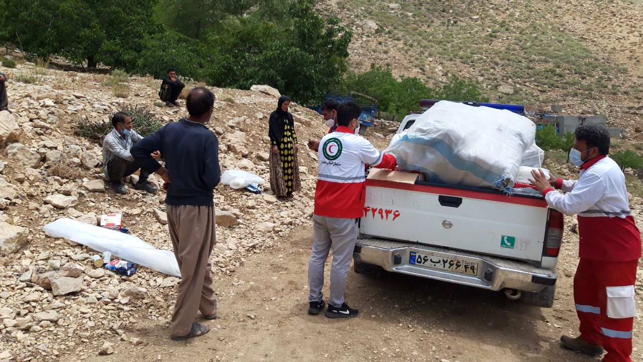 اعزام کاروان امدادی جمعیت هلال احمر به منطقه سیل زده چرام