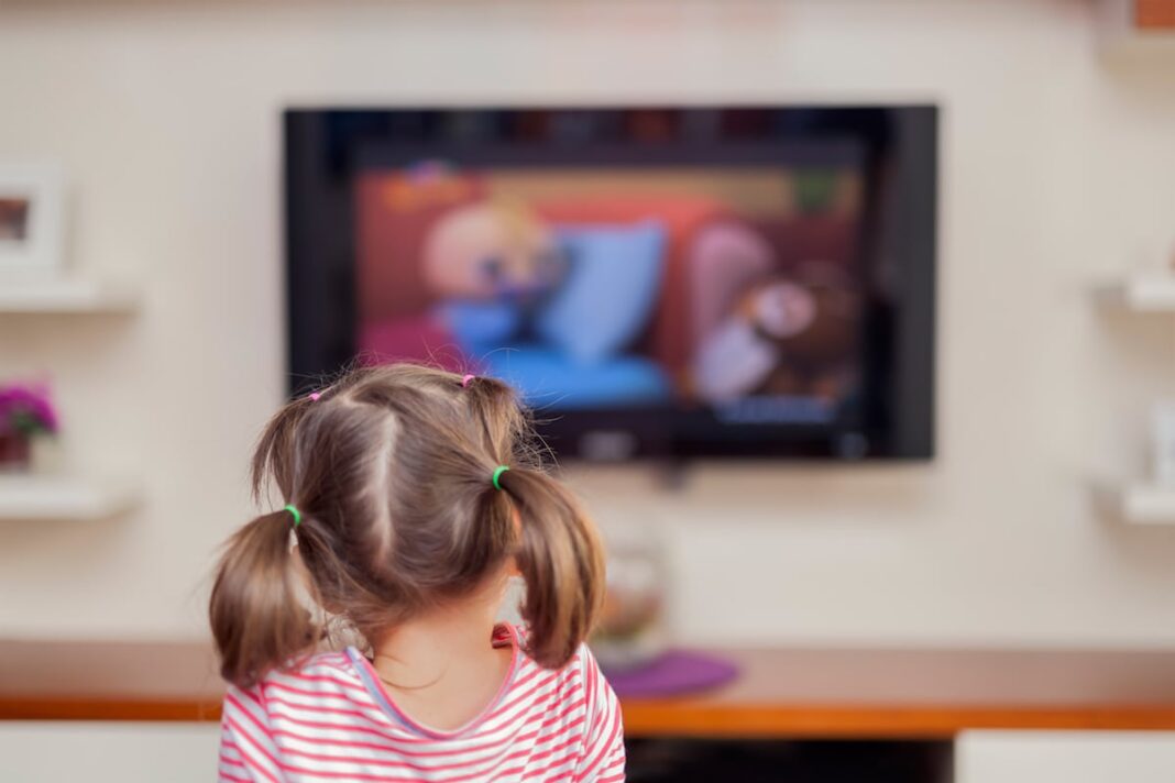 تاثيرات منفی و مثبت تلویزیون بر کودکان