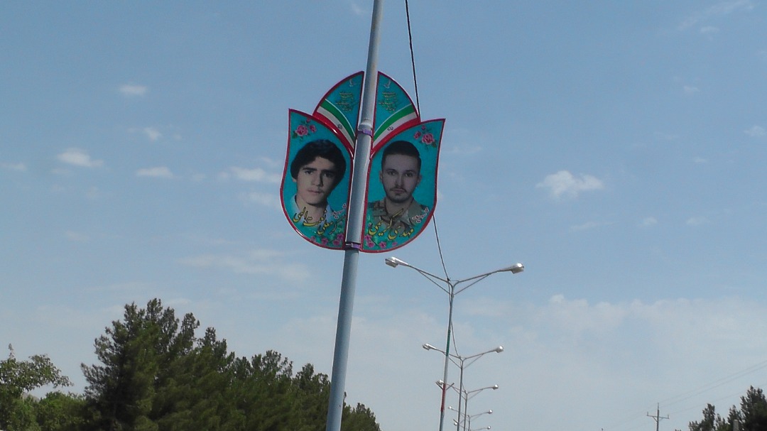 نصب تصاویر شهدای شهر بهمن