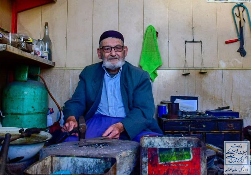 نشان ملی همای زرین بر شانه هنرمند گلستان