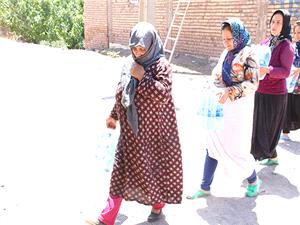 اهدای آب معدنی به مردم روستای صوفی کندی