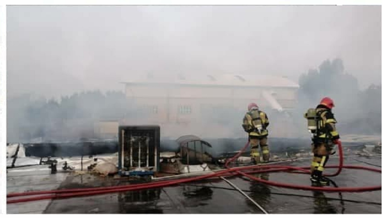 مهار آتش سوزی یک کارگاه مبلمان در قزوین
