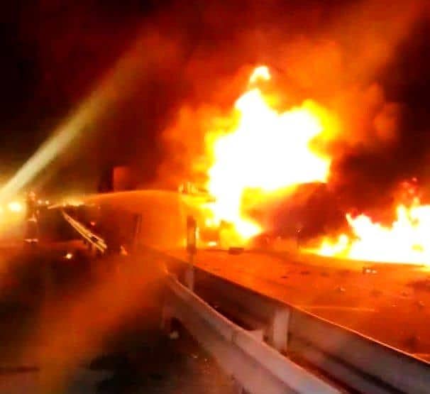 آتش سوزی گسترده در اثر برخورد یک تریلر با کامیون تانکر