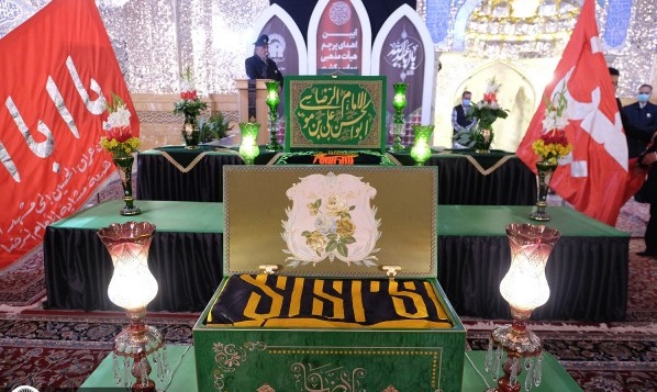 اهدای پرچم‌های متبرک از سوی آستان قدس رضوی به عزاداران حسینی در سراسر دنیا