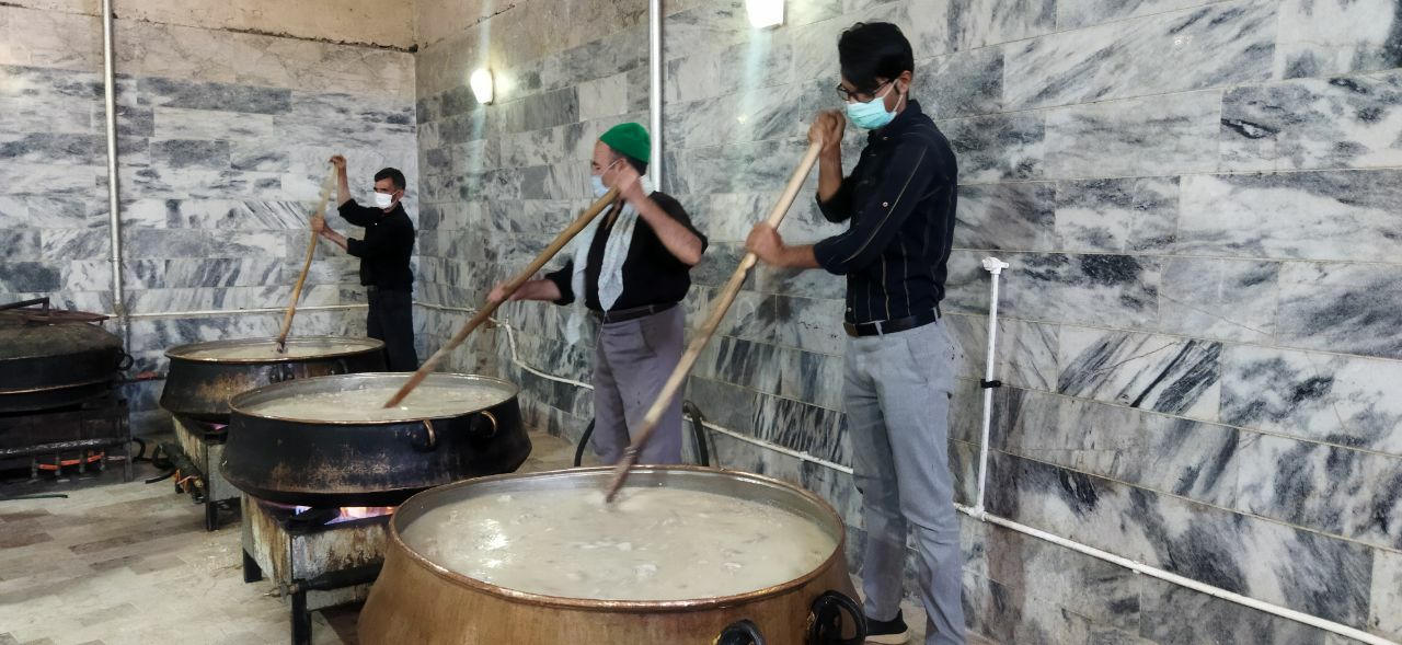 طبخ و توزیع ۱۵ هزار پرس غذای گرم  بین عزاداران حسینی شهر کدکن