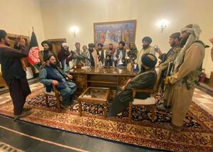 طالبان در راهرو‌های ارگ قدم می‌زنند