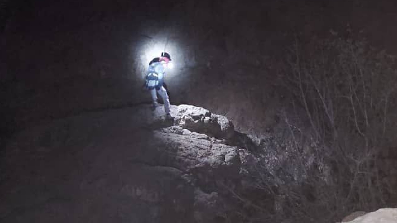 نجات مرد گرفتار در ارتفاعات کوه صفه