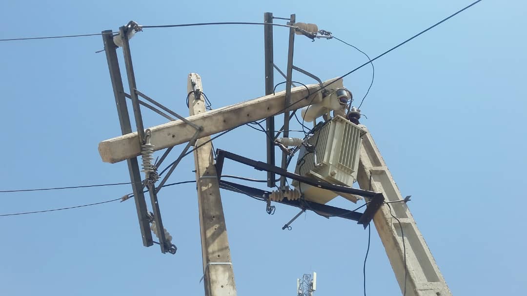 خسارت طوفان به شبکه توزیع برق در شهرستان مهر