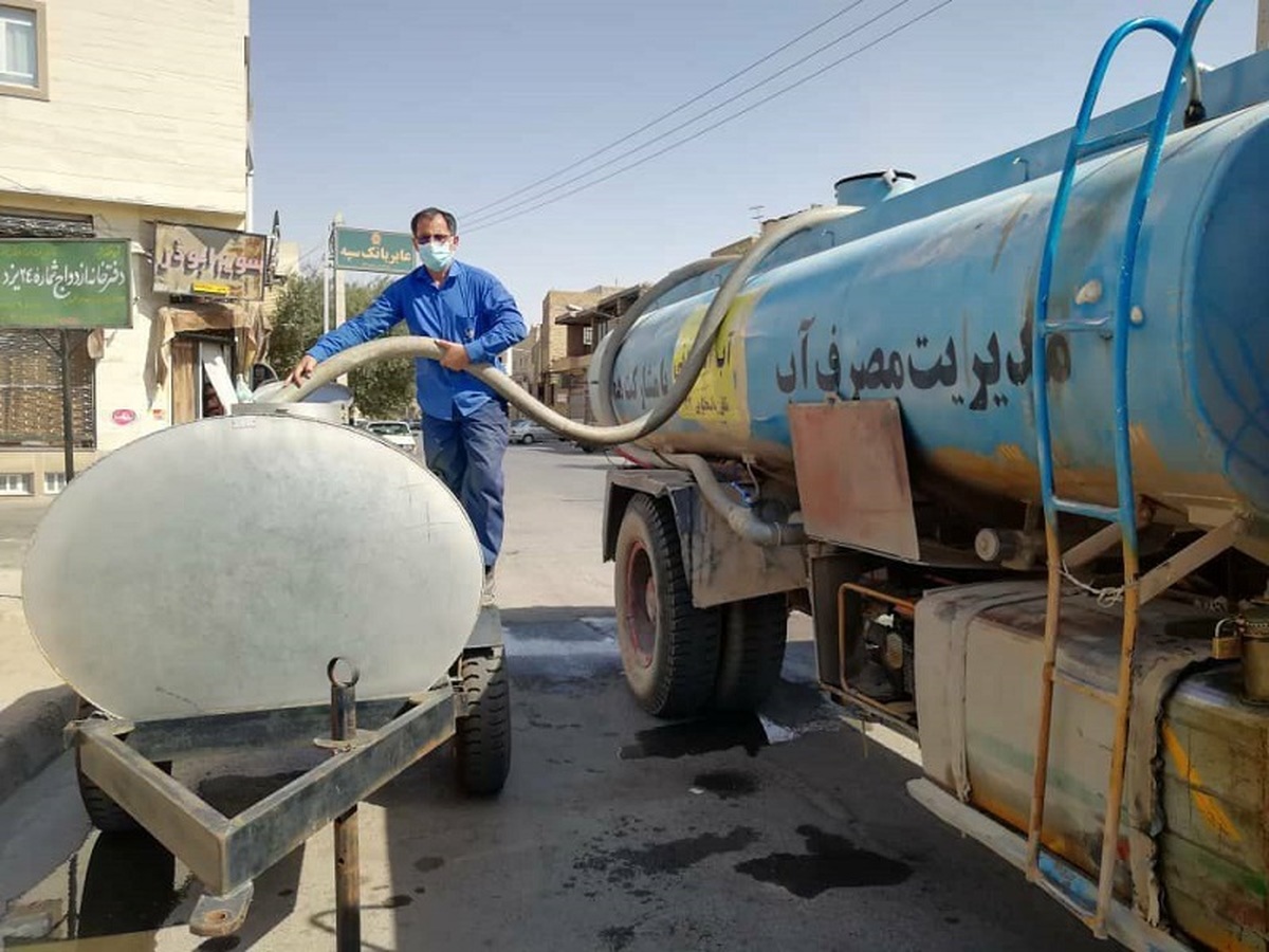 آبرسانی سیار با دو تانکر آب در اصفهان