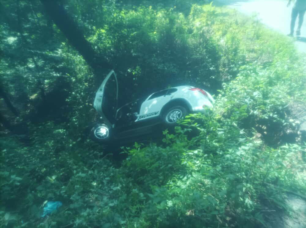 نجات مصدومان حادثه سقوط خودرو به دره در شهرستان رشت