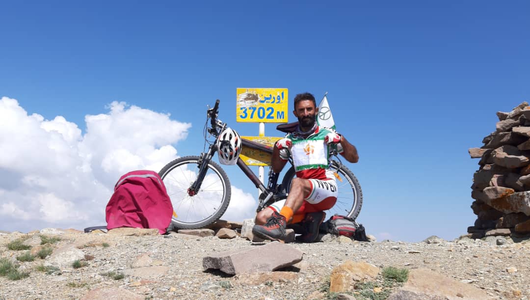 صعود ورزشکار فارسی به قله اورین آذربایجان با دوچرخه