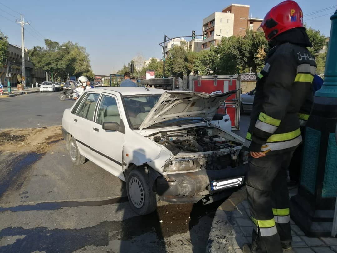 مصدومیت راننده پراید در تصادف با نیسان