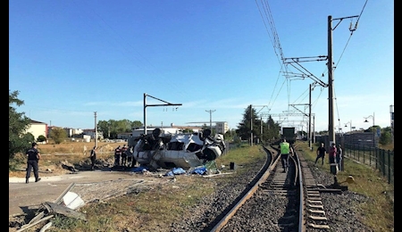 ۱۶ کشته و زخمی براثر برخورد قطار با مینی بوس در ترکیه