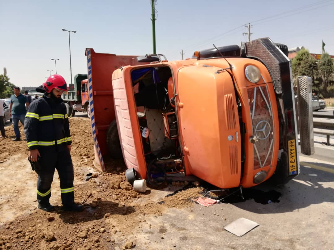 رهاسازی راننده از کامیون واژگون شده در اصفهان