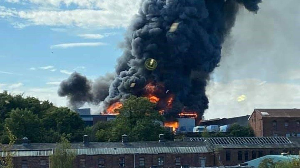 مهار آتش در شهرک صنعتی پارک استریت انگلیس