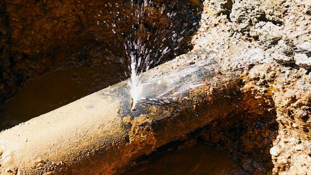 جلوگیری از هدررفت آب با تعویض لوله پلی اتیلن