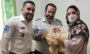 تولد نوزاد به کمک نیرو‌های اورژانس در رشت