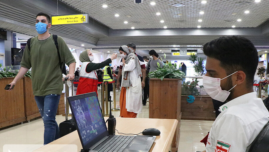 نظارت ناظران سلامت با دوربین‌های تب سنج در فرودگاه کیش