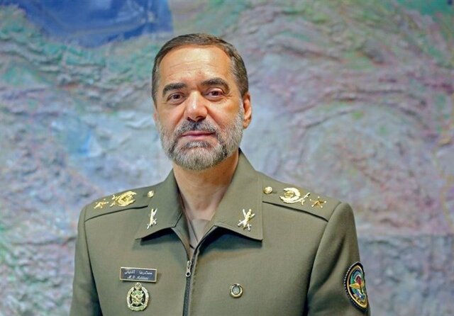 تاکید وزیر دفاع بر پشتیبانی از ماموریت‌های پلیس گروه ناجا