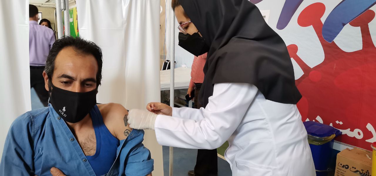 افزایش پوشش واکسیناسیون جمعیت بالای ١٨ سال در فیروزه