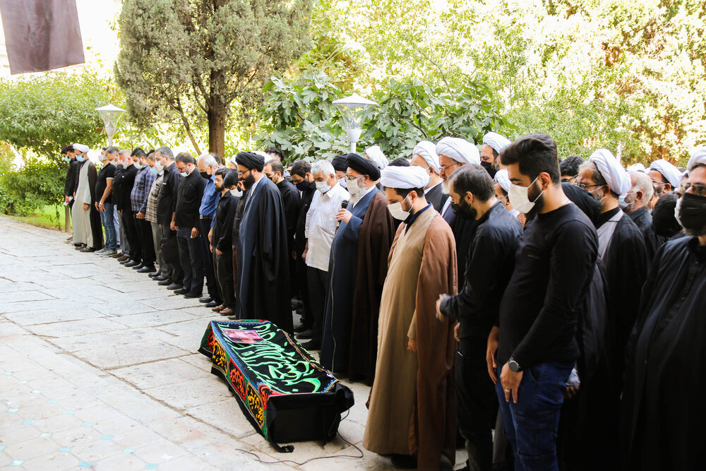 تشییع و خاکسپاری پیکر مدیر سابق مدرسه علمیه جده بزرگ اصفهان