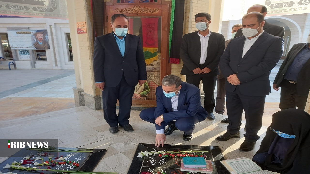 آیین مهمانی لاله‌ها در گلزار شهدای بوشهر