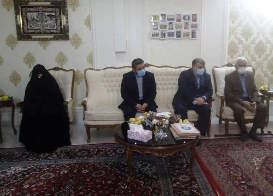 دیدار وزیر فرهنگ و ارشاد با خانواده یک شهید مشهدی
