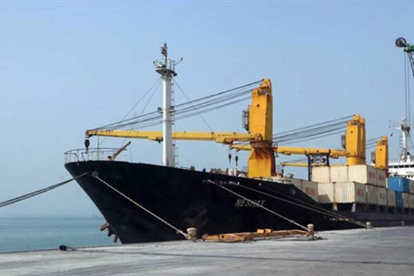 پهلوگیری کشتی های حامل گندم و شکرخام در بندر امام خمینی